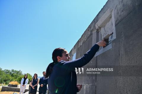 Ռաֆայել Լեմկինի ծննդյան 125-ամյակի կապակցությամբ հուշահամալիրի Հուշապատին տեղի ունեցավ նրա գերեզմանից բերված հողի զետեղման և հուշաքարի բացման հանդիսավոր արարողությունը
