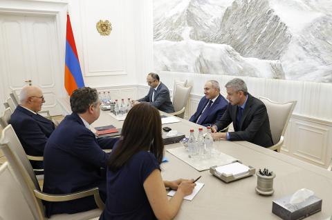 PM Pashinyan receives Fonds Arménien de France board member Robert Aydabiryan