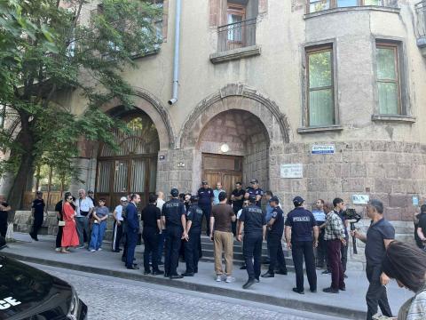 Agentes del orden investigan la sede de la Diócesis de Shirak