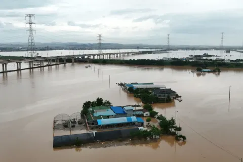 Число жертв наводнений в Южной Корее достигло 19