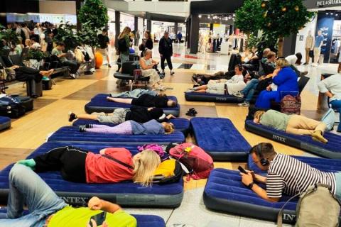 Vuelos retrasados en Moscú: se proporcionan colchones a pasajeros para que descansen.