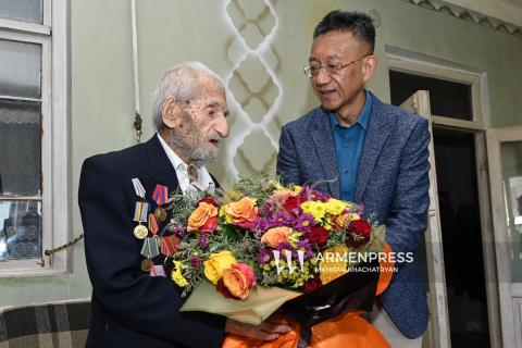 中国驻亚美尼亚大使走访慰问亚美尼亚老兵