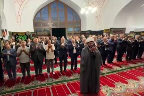 伊朗总统在埃里温蓝色清真寺祈祷