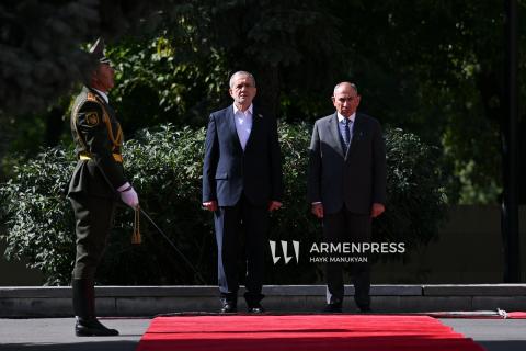 İran Cumhurbaşkanı Mesud Pezeşkiyan için resmi karşılama töreni