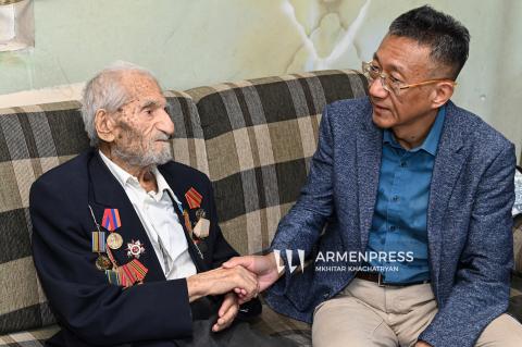 دیدار سفیر چین در ارمنستان با «آغوان پُوغُوسیان» رزمنده پیشکسوت ارمنی