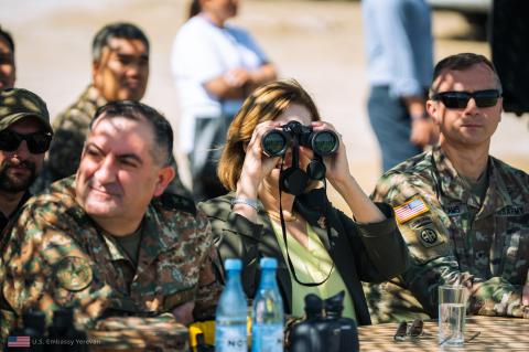 აშშ-ის ელჩმა სომხეთში „არწივი პარტნიორი“ სამხედრო სწავლებების აქტიურ ფაზას დააკვირდა