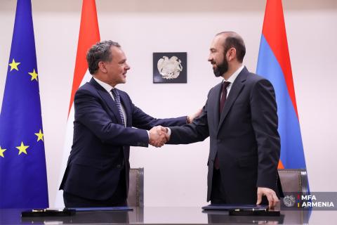 Мирзоян поблагодарил Каспара Велдкампа за сотрудничество на посту министра иностранных дел Нидерландов
