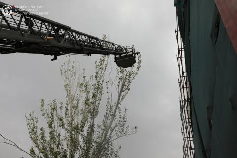 В результате пожара на фабрике на проспекте Арцаха в Ереване госпитализирован гражданин