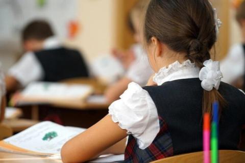 Alumnos de familias vulnerables recibieron asistencia financiera del gobernador de Gegharkunik