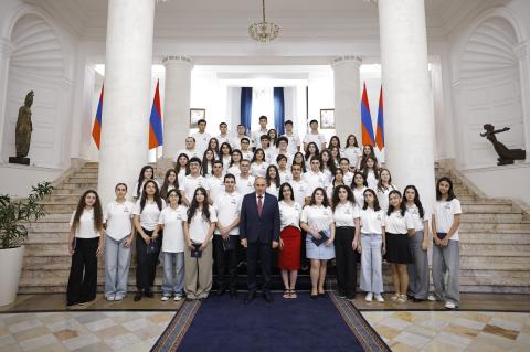 Le reste de votre vie dépend exclusivement de chaque minute passée à l’école : le Premier ministre a rencontré les participants du programme « École d’été »