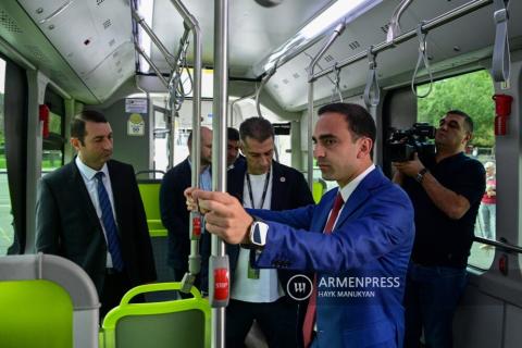 Tigran Avinyan interactuó con ciudadanos en el transporte público