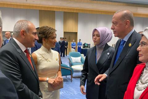 گفتگوهای کوتاه نخست‌وزیر جمهوری ارمنستان  با همکاران خارجی