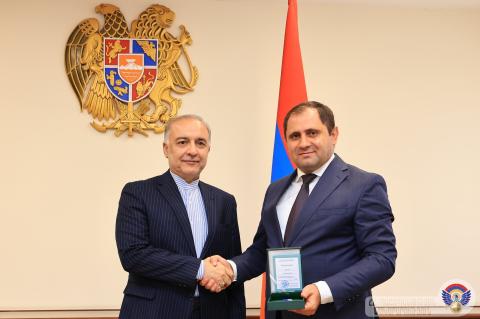 Le ministre de la Défense décerne à l'ambassadeur iranien sortant la médaille ministérielle