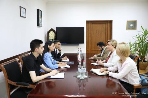 亚美尼亚人权卫士与红十字国际委员会驻亚美尼亚代表团团长讨论战俘的问题