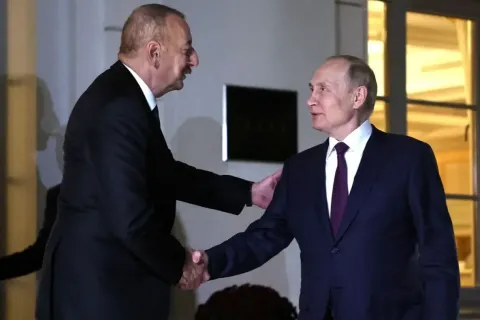 Путин и Алиев пожали друг другу руки, но предметного контакта не было - Песков