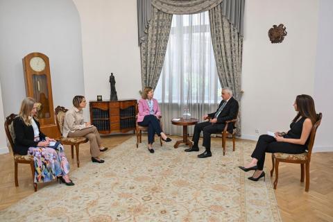 亚美尼亚副总理会见美国驻亚美尼亚大使