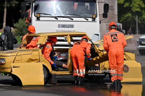 Demostración del Servicio de Rescate del Ministerio del Interior en la Plaza de la Libertad
