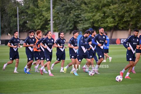 Entrenamiento abierto de la selección nacional de Armenia en vísperas del partido de clasificación para el Mundial contra Portugal