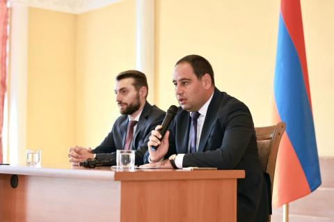 Դավիթ Խուդաթյանը Լոռու մարզպետի աշխատակազմին է ներկայացրել նորանշանակ մարզպետին