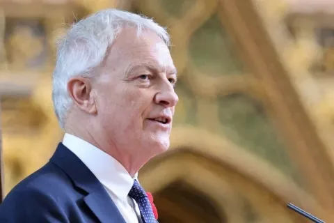 Новая Зеландия и Япония снизили верхний порог цены на российскую нефть и расширили санкционный список