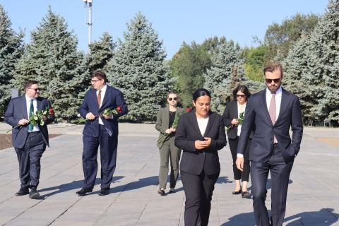 ABD Dışişleri Bakanlığı Avrupa ve Avrasya Bürosu Başkanı başkanlığındaki heyet Ermeni Soykırımı Anıtı'nı ziyaret etti