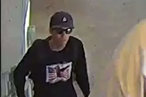 США предлагают вознаграждение в размере 100 000 долларов за информацию, которая поможет задержать подозреваемого в убийстве Чарли Кирка