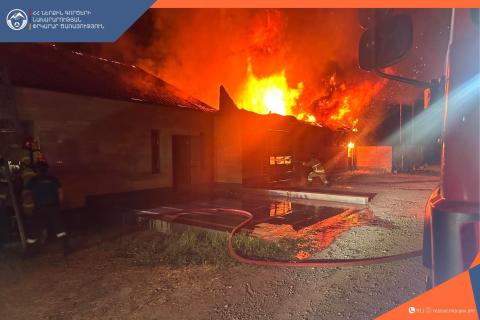 Մրգավետ գյուղում բռնկված հրդեհի հետևանքով արվել են տան և ավտոտնակի տանիքները, 2 ավտոմեքենա