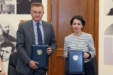 ՀՀ ԿԳՄՍ նախարարությունը և «Իզմիրլյան» բարեգործական հիմնադրամը փոխըմբռնման հուշագիր են կնքել «Հայերենը ոչ հայախոսների համար» ծրագրի շրջանակում
