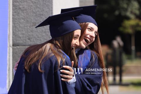 Entrega de diplomas a graduados de la promoción "Komitas" de la Universidad Francesa de Armenia