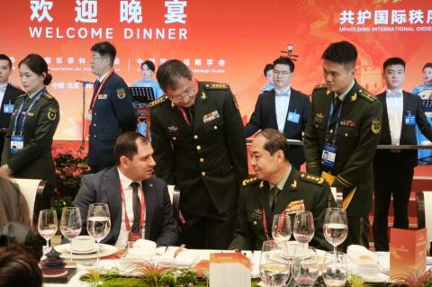 Le ministre de la Défense Papikyan tient des discussions informelles avec de hauts responsables militaires chinois