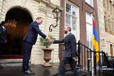 亚美尼亚与荷兰两国外长举行双边会谈