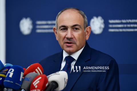 Başbakan Paşinyan gazetecilerin sorularını yanıtlıyor