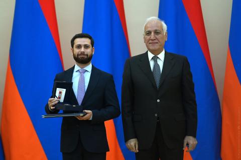 Նախագահ Վահագն Խաչատուրյանը Անկախության 34-ամյակի առիթով պետական պարգևներ և դասային աստիճաններ է շնորհել