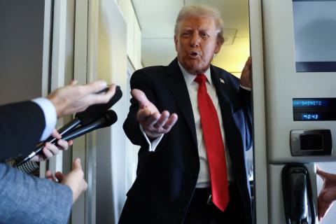 Трамп заявил, что у критикующих его СМИ, «возможно», следует отозвать лицензии