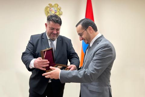 Le ministre de l'Industrie de haute technologie et le vice-Premier ministre bulgare discutent de cooperation