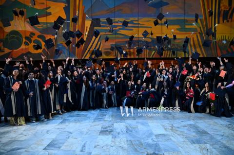 80 aniversario de la Academia Estatal de Bellas Artes de Armenia comenzó con entrega de diplomas a graduados 2024-2025.
