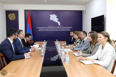 Ermenistan Çalışma ve Sosyal İşler Bakanı, İtalya Büyükelçisini kabul etti