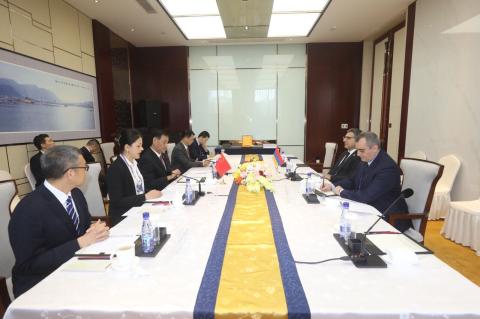 亚美尼亚内务部副部长与中国公安部副部长举行会谈