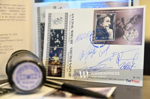 Торжественная церемония гашения почтового блока с одной маркой на тему «Всемирно известные армяне. 100-летие Генрика Маляна»