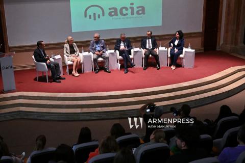 Table ronde intitulée « Traducteurs : des voix fiables dans un monde en mutation »