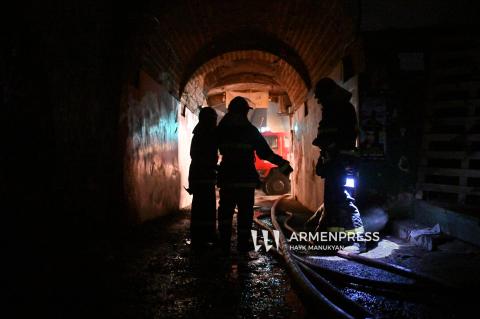 Երևանում Պուշկինի փողոցում այրվել է երկհարկանի բաղդադե շինություն
