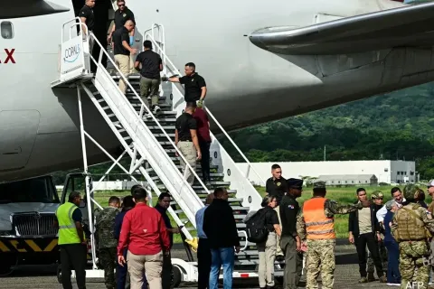 США депортировали около 100 иранцев