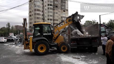 Yerevan authorities dismantle unlicensed shops near Gnuni market