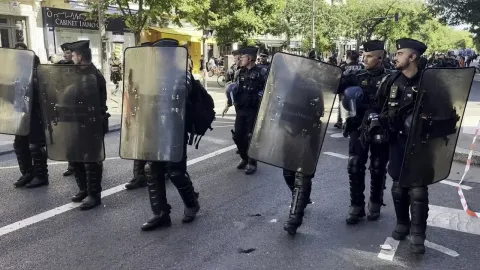 Во Франции в акциях протеста приняли участие почти 200 000 человек