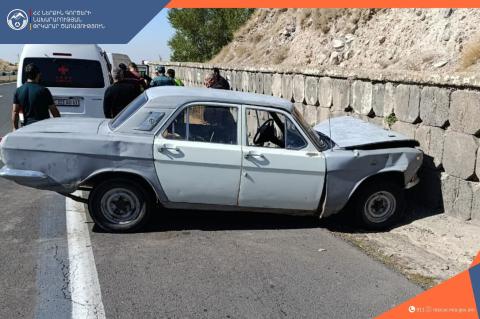 «Չայնիի ոլորաններ»-ում ավտոմեքենան դուրս է եկել ճանապարհի երթևեկելի հատվածից և բախվել հենապատին