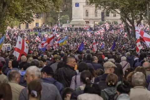 В Грузии в ходе протестов оппозиции пострадали полицейские и протестующие, некоторые из них арестованы