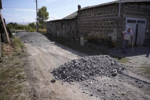 Շիրակի մարզի Արևիկ բնակավայրում ընթացքի մեջ են բարեկարգման աշխատանքներ