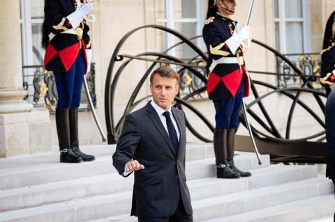 Après la démission de Lecornu, l'opposition française demande la démission de Macron