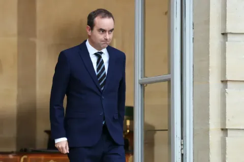 Le Premier ministre français Lecornu démissionne quelques heures après la formation du cabinet