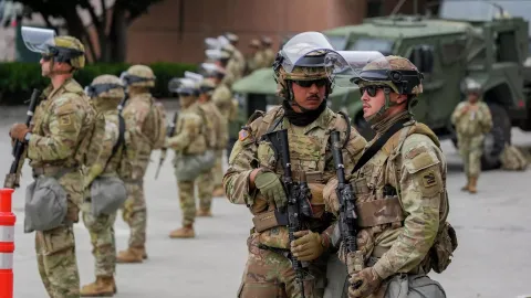 Трамп распорядился перебросить 400 военнослужащих Национальной гвардии из Техаса в другие штаты